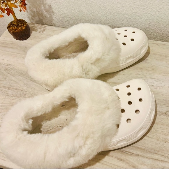 Crocs Classic Lined Clogs White Faux Fur Cozy Slippers | Women’s - Picture 5 of 6